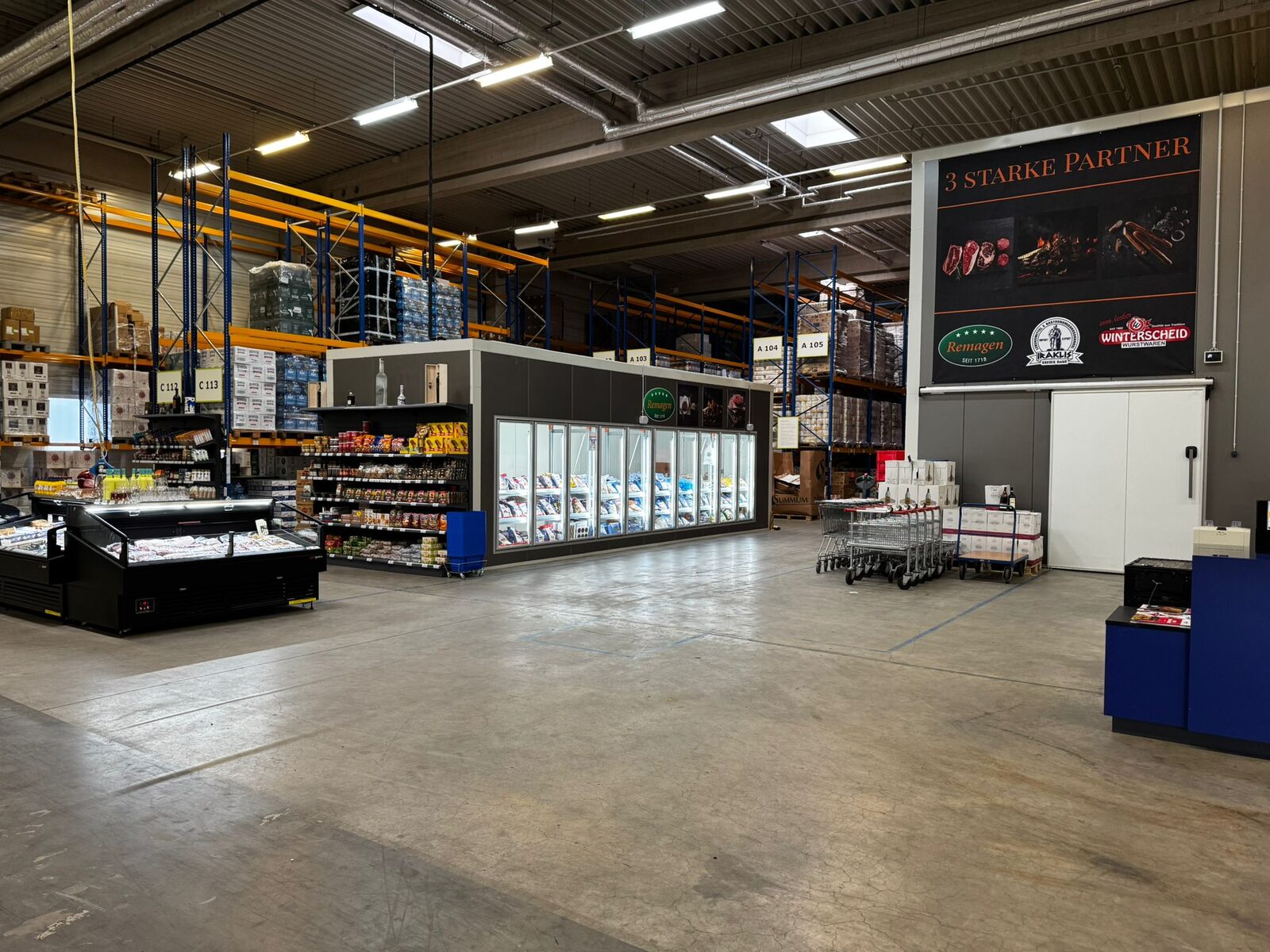 Markthalle mit Kühlregalen und Sortiment bei Iraklis Savidis in Frechen